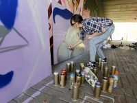 20152004-Vijf-winnaars-druk-bezig-met-graffiti-wandschildering-voor-Koningsdag-Dordrecht-Tstolk-003_resize