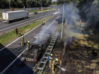 Grasmaaier op oplegger brandt uit langs A16