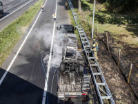 Grasmaaier op oplegger brandt uit langs A16