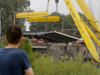 Oude beweegbare klep verwijderd van Wantijbrug Dordrecht