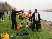 Grote zoekactie in Oude Maas na vondst kinderkleding Noordpark Zwijndrecht