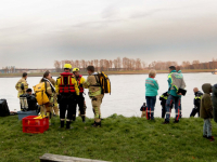 Grote zoekactie in Oude Maas na vondst kinderkleding Noordpark Zwijndrecht