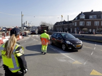 20170404 Verkeersregelaar nodig voor doorstroming verkeer Merwedestraat Dordrecht Tstolk 001