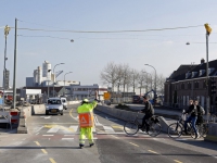 20170404 Verkeersregelaar nodig voor doorstroming verkeer Merwedestraat Dordrecht Tstolk 002