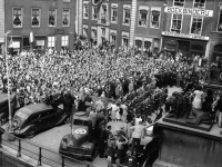 Publiek Stadhuisplein officiële viering bevrijding 9 mei 1945