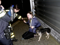 20160304 Hond springt in Wilhelminahaven, gered door hulpdiensten Mijlweg Dordrecht Tstolk