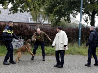 20151410-Hondenbrigade-oefent-op-carpoolplaats-naast-A58-Heerle-Tstolk