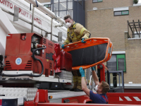 Hulpverleners dragen mondkapjes