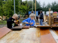 20151708-Hutten-bouwen-in-de-regen-Gemeente-werf-Willem-Dreeslaan-Papendrecht-Tstolk-002