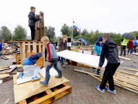 20151708-Hutten-bouwen-in-de-regen-Gemeente-werf-Willem-Dreeslaan-Papendrecht-Tstolk