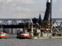 Boskalis met behulp sleepboten over Oude Maas Dordrecht