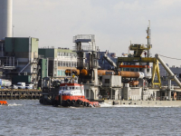 Boskalis met behulp sleepboten over Oude Maas Dordrecht