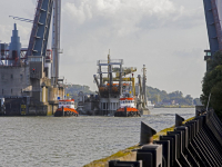 Boskalis met behulp sleepboten over Oude Maas Dordrecht