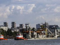 Boskalis met behulp sleepboten over Oude Maas Dordrecht