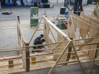 Kunstenaar en studenten bouwen aan de Tjalk in Biesboschhal Dordrecht