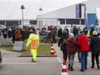 Topdrukte bij boosterprik vaccinatielocatie Laan van Europa Dordrecht