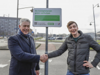 Wethouder onthult informatiebord over knotplatanen die gaan verhuizen Middenzone Gezondheidspark Dordrecht