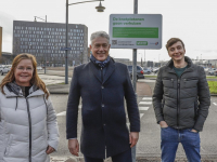 Wethouder onthult informatiebord over knotplatanen die gaan verhuizen Middenzone Gezondheidspark Dordrecht