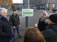 Wethouder onthult informatiebord over knotplatanen die gaan verhuizen Middenzone Gezondheidspark Dordrecht