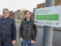Wethouder onthult informatiebord over knotplatanen die gaan verhuizen Middenzone Gezondheidspark Dordrecht