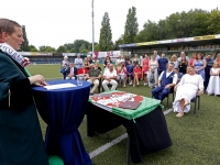 20170607 Bianca en Erik trouwen op de middenstip van FC Dordrecht Krommedijk Dordrecht Tstolk 002