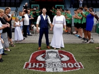 20170607 Bianca en Erik trouwen op de middenstip van FC Dordrecht Krommedijk Dordrecht Tstolk 003