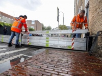 Jaarlijkse vloedschottentest in binnenstad Boomstraat Dordrecht