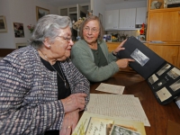 20161212 Vrouw met fotoboeken Kuipershaven Dordrecht Tstolk 001