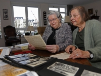 20161212 Vrouw met fotoboeken Kuipershaven Dordrecht Tstolk