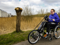 Jetske Postma met haar nieuwe fiets rolstoel Dordrecht