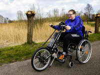 Jetske Postma met haar nieuwe fiets rolstoel Dordrecht