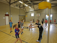 Jeugdinternationals geven korfbalclinic op oude basisschool