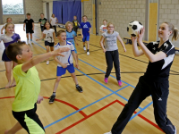 Jeugdinternationals geven korfbalclinic op oude basisschool