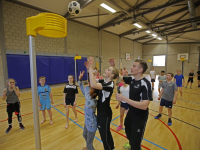 Jeugdinternationals geven korfbalclinic op oude basisschool