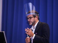 Johan de Wittspeld voor ziekenhuisapotheker Hetty Dieleman