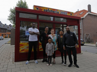 20182308-Groepsfoto-met-nieuwe-eigenaren-cafetaria-Jacob-Marisstraat-Dordrecht-stolk