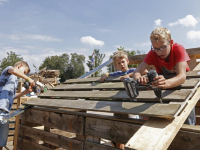 20171408 Kinderen bouwen hutten Gemeentewerf papendrecht Tstolk 003