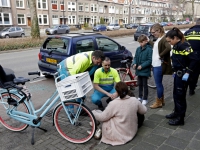 201713003 Jongen aan hand gewond na ongeluk tegen stilstaande auto Dordrecht Tstolk