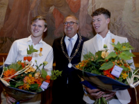 20170109 Bronzen Erepenning voor Menschlievend Hulpbetoon stadhuis Dordrecht Tstolk 003