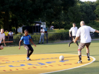 20180607 Jongeren en politie spelen samen voetbal Cruyff Court Stadspolders Dodrecht Tstolk 002