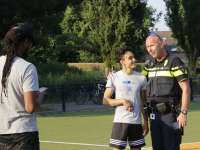 Jongeren en politie spelen samen voetbal Cruyff Court Stadspolders Dodrecht