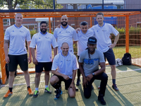 Jongeren en politie spelen samen voetbal Cruyff Court Stadspolders Dodrecht