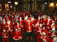 Ruim vijfhonderd kerstmannen rennen door de stad tijdens de Santa Run in Dordrecht