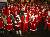 Ruim vijfhonderd kerstmannen rennen door de stad tijdens de Santa Run in Dordrecht