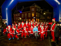 Ruim vijfhonderd kerstmannen rennen door de stad tijdens de Santa Run in Dordrecht