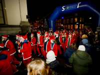 Ruim vijfhonderd kerstmannen rennen door de stad tijdens de Santa Run in Dordrecht