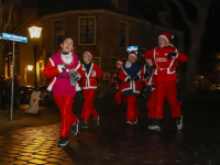 Ruim vijfhonderd kerstmannen rennen door de stad tijdens de Santa Run in Dordrecht