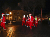 Ruim vijfhonderd kerstmannen rennen door de stad tijdens de Santa Run in Dordrecht