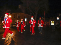 Ruim vijfhonderd kerstmannen rennen door de stad tijdens de Santa Run in Dordrecht