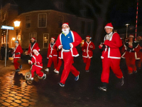 Ruim vijfhonderd kerstmannen rennen door de stad tijdens de Santa Run in Dordrecht